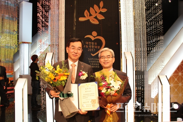 좌측) 롯데제과 김용수 대표. 우측)사회복지공동모금회 박찬봉 사무총장