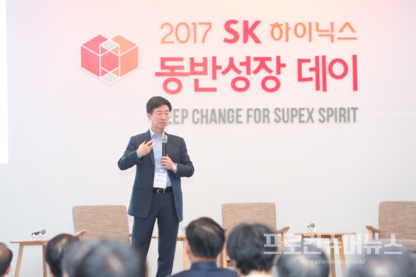 2017 동반성장데이에서 박성욱 부회장이 61개 협력사 대표들에게 인사말을 하고 있다.