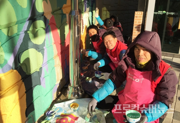 1담당 1나눔 활동으로 중증장애학교 한사랑학교에서 벽화 그리기 봉사를 진행하는 LG유플러스 임직원들의 모습.