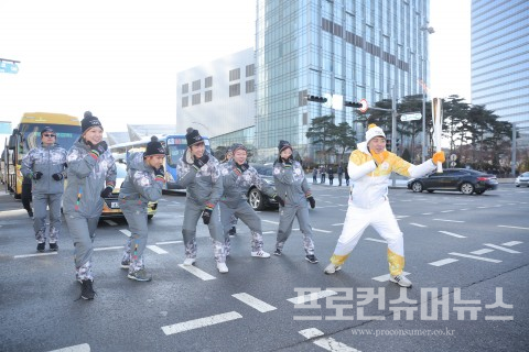 2018 평창 동계올림픽을 밝힐 성화가 10일 인천 곳곳을 밝혔다