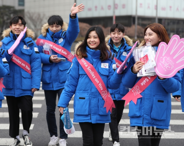 지난 1월 대학생 미소국가대표들이 서울 동대문 일대에서 시민들을 상대로 K스마일 캠페인을 벌이고 있다.