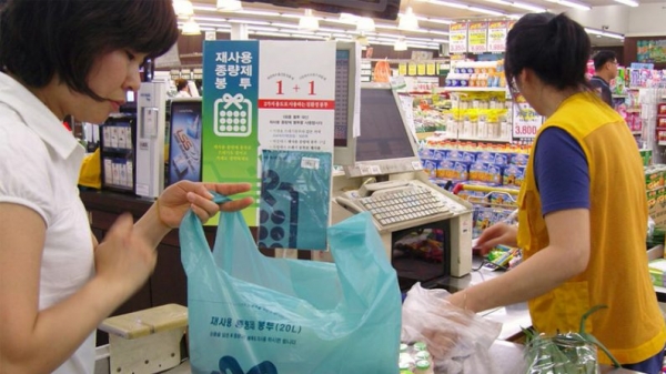 [앞으로 대형마트나 슈퍼마켓에서 일회용 비닐봉투의 사용이 제한된다.]