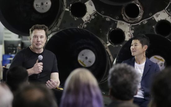 [우주개발기업 스페이스X를 이끄는 일론 머스크(왼쪽)가 17일(현지시간) 미국 캘리포니아주 호손의 스페이스X 본사에서 세계 최초의 달 관광객 마에자와 유사쿠(오른쪽)를 소개하고 있다.]
