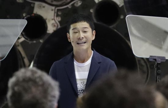 [테슬라 최고경영자(CEO) 일론 머스크가 창립한 민간 우주탐사기업 스페이스X 로켓을 타고 민간인 최초로 달 여행을 하게 될 일본 억만장자 기업인 마에자와 유사쿠]
