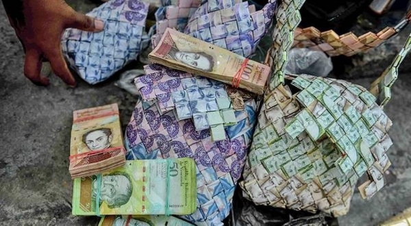 [베네수엘라에서는 극심한 인플레 탓에 화폐의 가치가 떨어져 돈으로 가방을 만들어 팔기도 한다. 사진=Steemit]