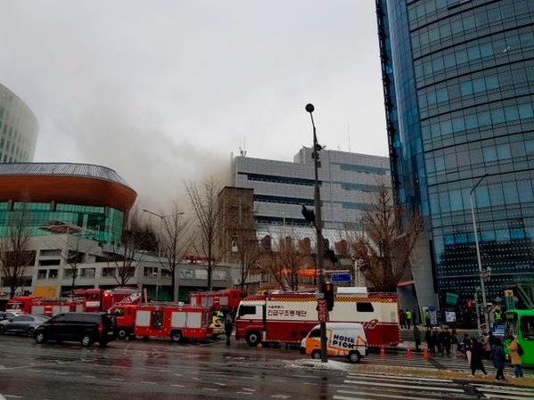 [지난 11월 24일 서울 충정로에 있는 KT 아 현지사 건물 지하에서 불이 나 주변 지역 유· 무선 통신이 장애를 겪었다. ]