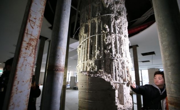 ▲ 서울 삼성동 대종빌딩 중앙 기둥의 콘크리트가 부서져 철근이 모습을 드러내고 있다.