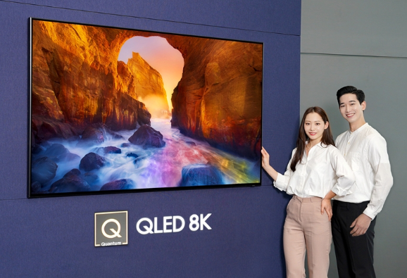 ▲ 삼성전자 모델들이 삼성 디지털프라자 삼성대치점에서 화질에서 스마트 기능까지 완전히 새로워진 2019년형 ‘QLED TV’를 소개하고 있다. (사진=삼성전자 제공)