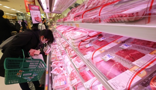 ▲ 삼겹살 데이인 3일 오전 서울 용산구 이마트 축산매장에서 시민들이 돼지고기를 고르고 있다. (자료사진)