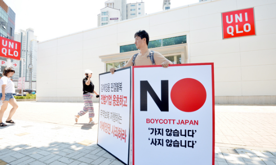 ▲ 대구 달서구 대천동 유니클로 매장 앞에서 한 시민이 일본 경제 보복의 부당함과 일본 제품 불매 동참을 호소하는 릴레이 1인 시위를 하고 있다.