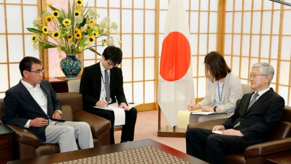 ▲ 고노 다로 일본 외무상(왼쪽)이 남관표 주일대사를 초치했다.