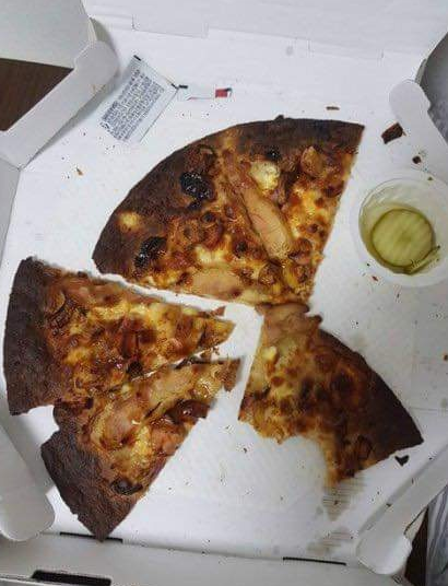 ▲ 한 온라인 커뮤니티에 게시된 피자헛의 ‘탄 피자’ 사진. 작성자는 고객상담실에 항의와 함께 교환·환불을 요구했지만 거절당했다.