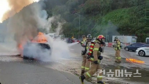 29일 오전 주행중 화재가 발생한 BMW 530d 차량