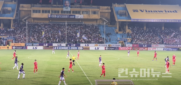 지난 6일 베트남 하노이 항더이(Hang Day) 경기장에서 하노이FC(Hanoi FC)와 자라이FC(Gia lai FC)가 경기를 진행하고 있다.