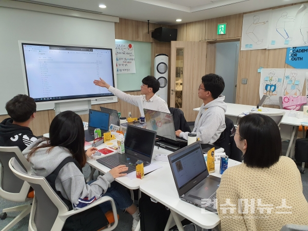 삼성 청년 소프트웨어 아카데미 2기 교육생들이 1월 대전 교육센터에서 팀을 이뤄 소프트웨어 개발 실습을 하고 있다.