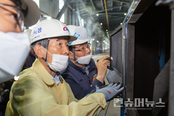 서부발전 김병숙 사장이 태안발전본부에서 직원들과 함께 발전설비 안전점검을 시행하고 있다.