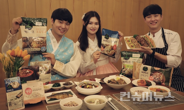 CJ엠디원 레시피마케팅팀 셰프와 모델이 CJ제일제당 가정간편식으로 만든 추석 상차림 음식을 선보이고 있다.