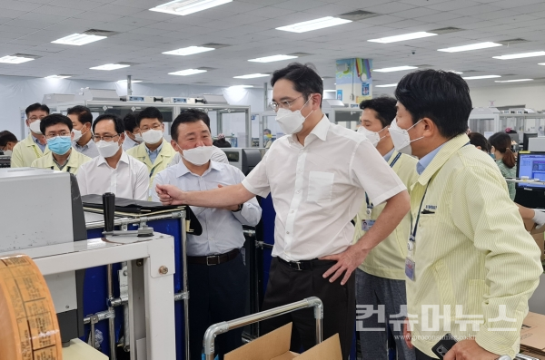 이재용 부회장이 20~21일 베트남 하노이 인근에 위치한 삼성 복합단지를 찾아 스마트폰 생산공장 등을 점검하는 모습