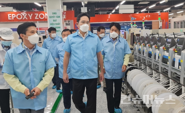 이재용 부회장이 20~21일 베트남 하노이 인근에 위치한 삼성 복합단지를 찾아 스마트폰 생산공장 등을 점검하는 모습