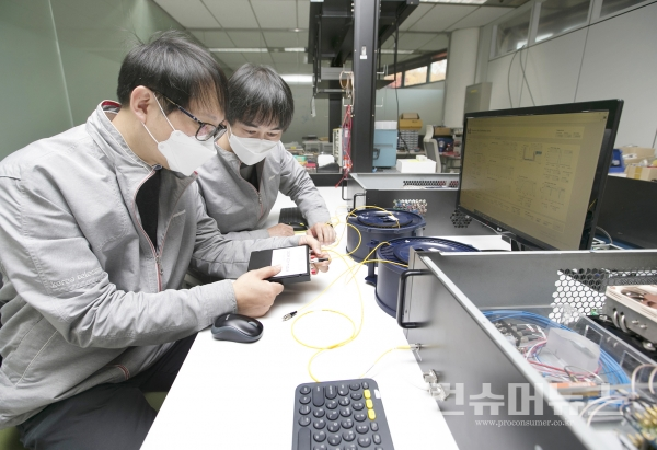 서울 서초구 KT연구개발센터에서 KT 연구원들이 양자 채널 자동 절체 복구 기술을 테스트 하고 있다.