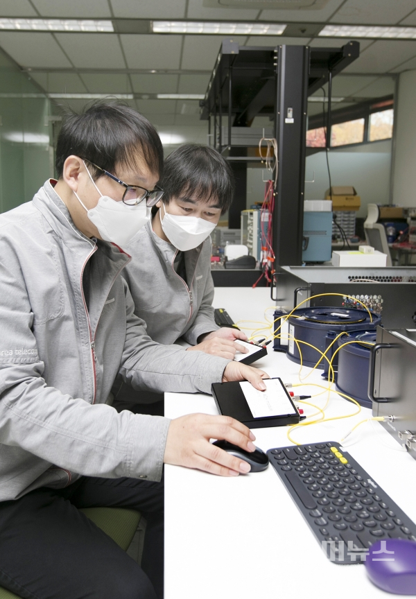 서울 서초구 KT연구개발센터에서 KT 연구원들이 양자 채널 자동 절체 복구 기술을 테스트 하고 있다.