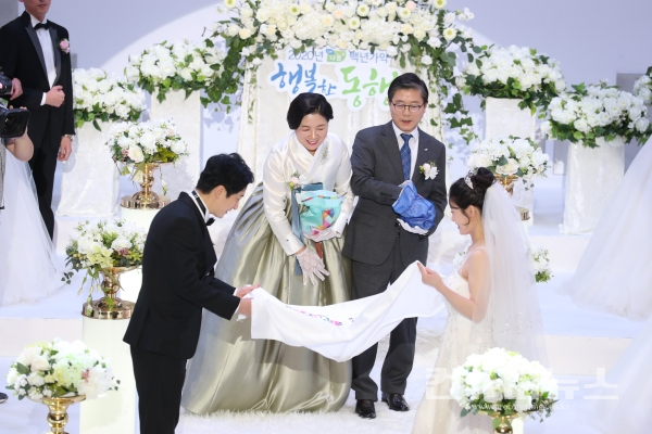 17일(화) 개최된 ‘백년가약 행복한 동행 결혼식’에 참석한 변창흠 LH 사장(사진 중앙)과 15쌍의 신랑, 신부들이 기념사진을 촬영하고 있다.