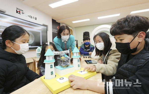 경북 의성군 안계면 안계초등학교에서 안계초 학생들이 AI 코딩팩과 오조봇을 활용해 AI 코딩 수업을 진행하고 있다.