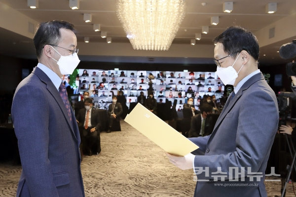 KT 구현모 대표가 수상 대상자에게 시상하고 있는 모습.