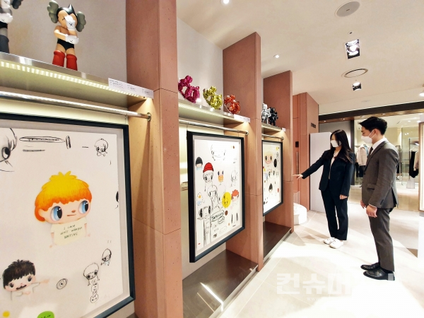 11일 오전, 서울시 강남구 현대백화점 압구정본점 3층에 위치한 전시장에서 고객들이 작품을 감상하고 있다.
