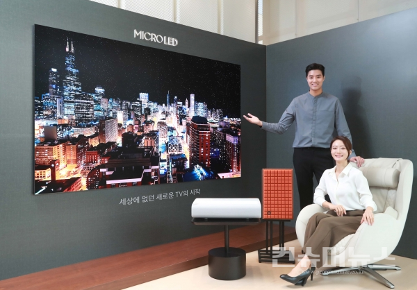 삼성전자 모델이 서울 논현동 디지털프라자 강남본점에서 마이크로 LED TV와 사전 예약 혜택을 소개하고 있다.