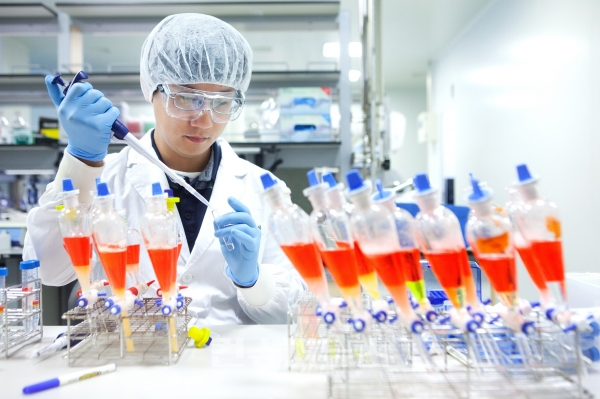 SK바이오사이언스 연구원이 백신 생산을 위한 연구를 진행하고 있다. (사진=SK바이오사이언스)