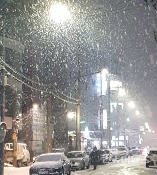 서울에 몰아치는 눈발 (사진=컨슈머뉴스)