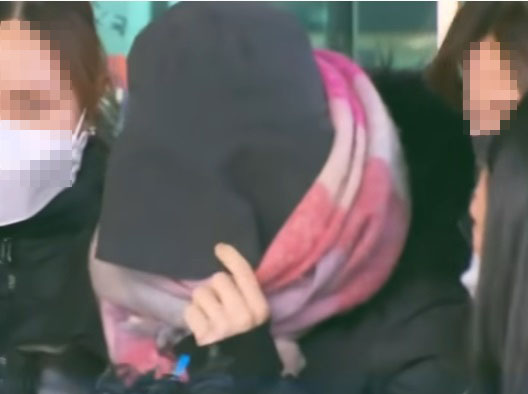 집행유예 기간 중 마약 투약 혐의를 받는 황하나 씨가 지난 1월 7일 구속 전 피의자심문(영장실질심사)를 위해 서울 서부지방법원에 출석하며 모자로 얼굴을 가리고 있다. (사진=YTN뉴스 캡처)