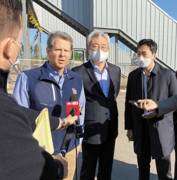 지난 19일 미국 조지아주에 건설 중인 SK이노베이션 배터리 공장을 찾은 김준(오른쪽에서 둘째) SK이노베이션 사장과 브라이언 켐프(왼쪽에서 둘째) 조지아 주지사가 현지 언론과 인터뷰를 하고 있다.(사진=SK이노베이션)