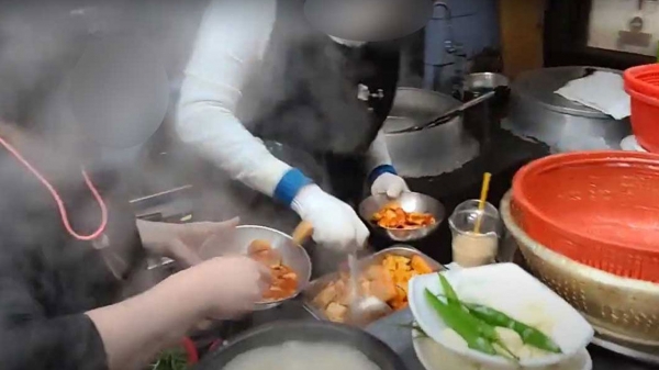 부산 한 돼지국밥집에서 깍두기를 재활용하는 모습