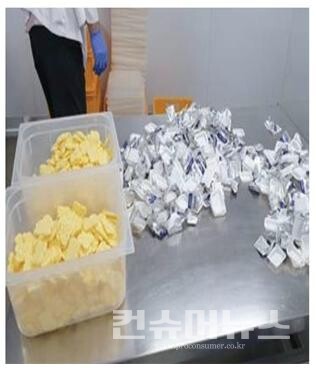 유통기한이 경과한 버터를 기내식용 “빵” 의 원료로 사용할 목적으로 개포하는 사진(사진=식약처)