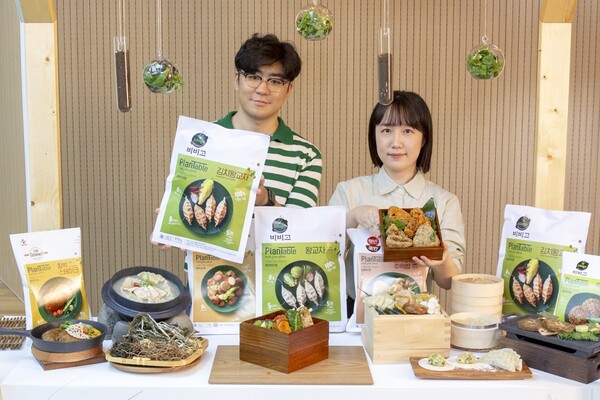 CJ제일제당 100% 식물성 식품 플랜테이블 김치왕교자와 주먹밥을 선보이고 있다(사진=CJ제일제당)
