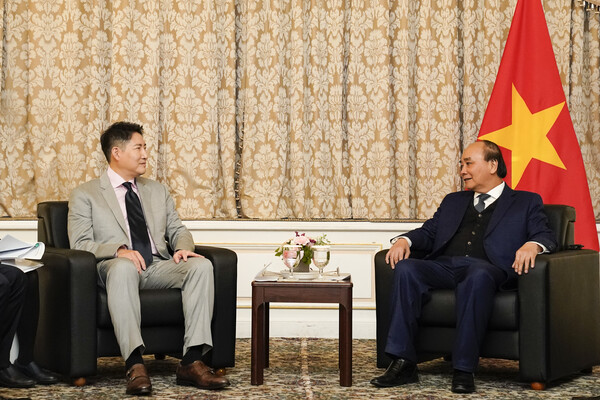 조현준 효성 회장(왼쪽)이 응우옌 쑤언 푹 베트남 국가주석(오른쪽)을 만나 베트남에 지속적인 투자를 약속하는 등 사업확대 방안을 논의했다.(사진=효성그룹)
