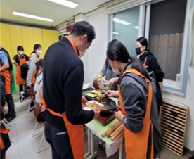 지역아동센터 음식 만들기 프로그램에 참가한 아이들이 토스트를 만들고 있다. (사진=서울시)