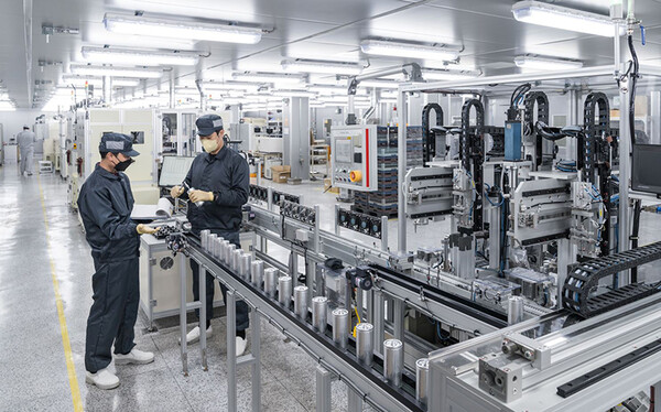 LS머트리얼즈 직원들이 4월 3일 경기도 군포 공장에서 커패시터를 생산하고 있다. (사진=LS전선)