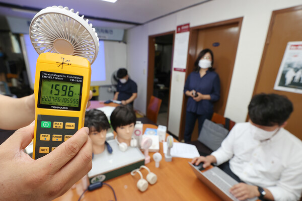지난해 휴대용 손선풍기 전자파 측정하는 환경보건시민센터(사진=연합뉴스)